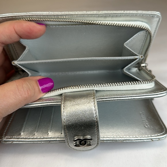 CHANEL CC Metallic Silver Snap Closure Med., Box, Made in Italy, Series #15 2011 - Picture 15 of 17